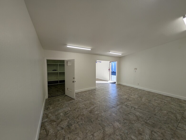 More Photos Of 9108 N Cave Creek Rd, Phoenix Office For Sale
