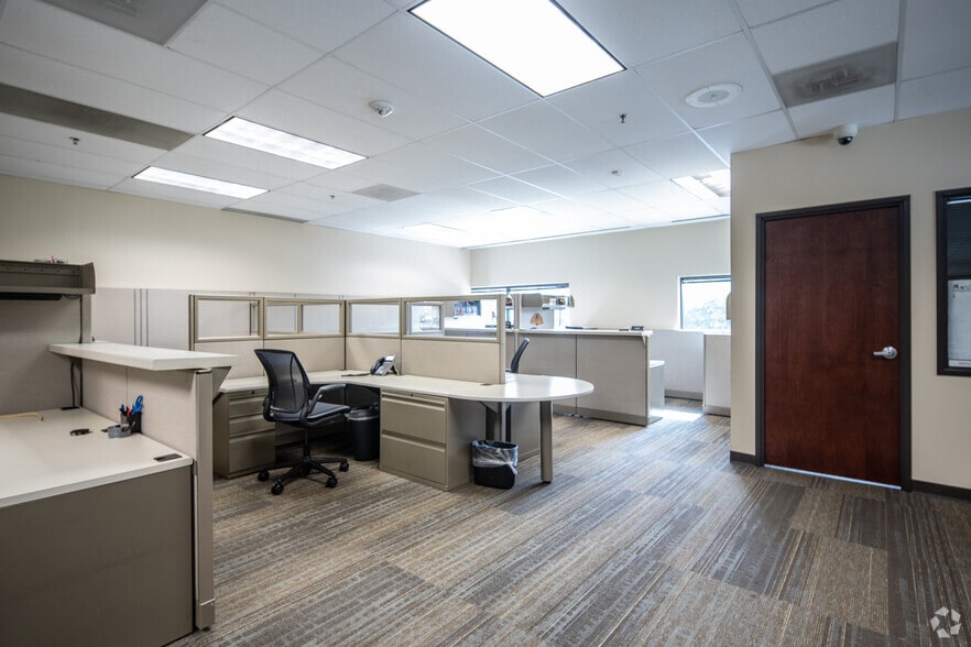 More Photos Of 2701 W Plano Pky, Plano Flex For Lease