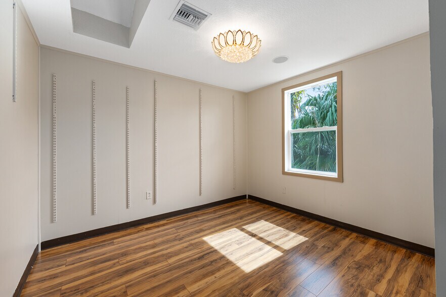 More Photos Of 1703 NE 8th Rd, Ocala Specialty For Sale