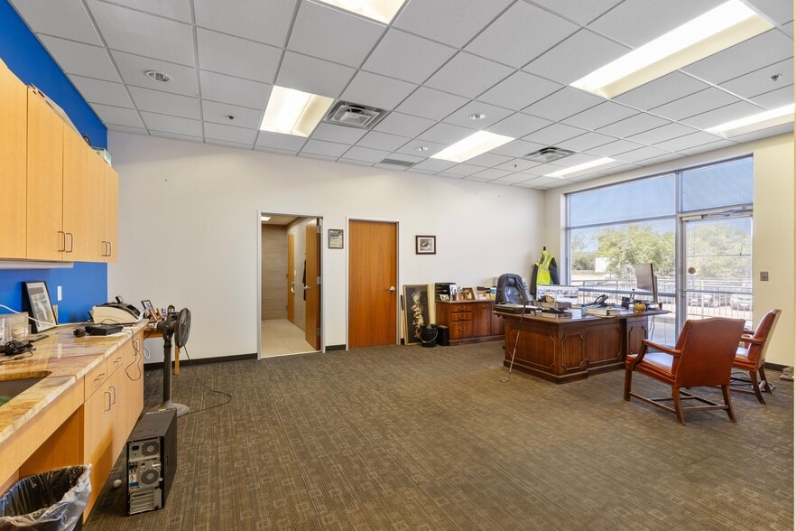 More Photos Of 2747 Oakland Ave, Garland Warehouse For Sale