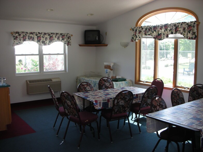 More Photos Of 1406 Gilbert St, Charles City Hotel For Sale