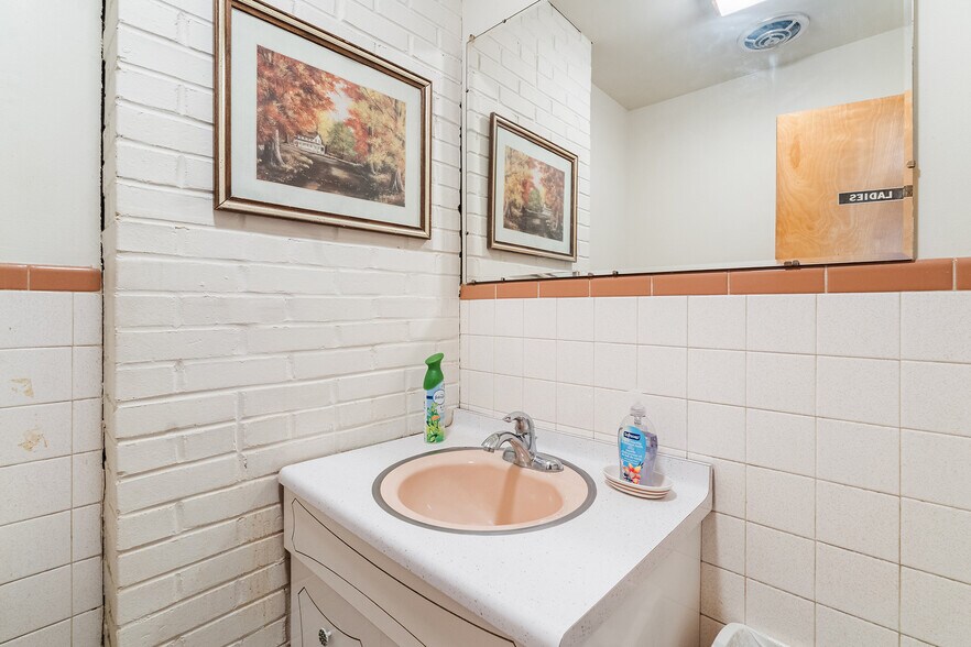 More Photos Of 257 W Nicholson Rd, Audubon Office For Sale