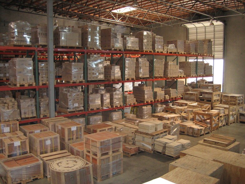 More Photos Of 7595 N San Fernando Rd, Burbank Warehouse For Lease