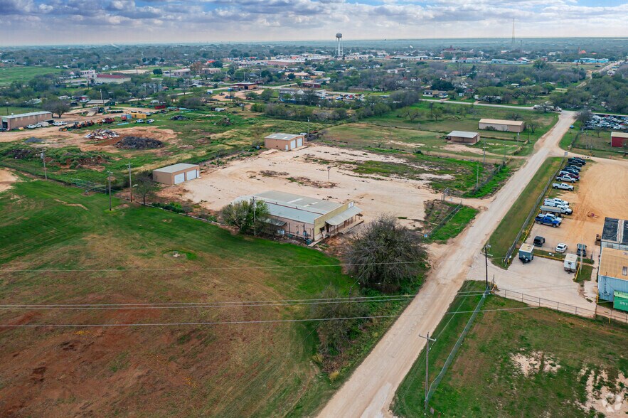 More Photos Of 1438 E St, Jourdanton Industrial For Sale