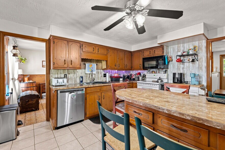 More Photos Of 25 Beacon St, Amesbury Showroom For Sale