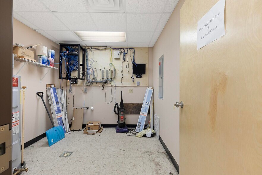 More Photos Of 327 E Airport Dr, Carthage Medical For Sale
