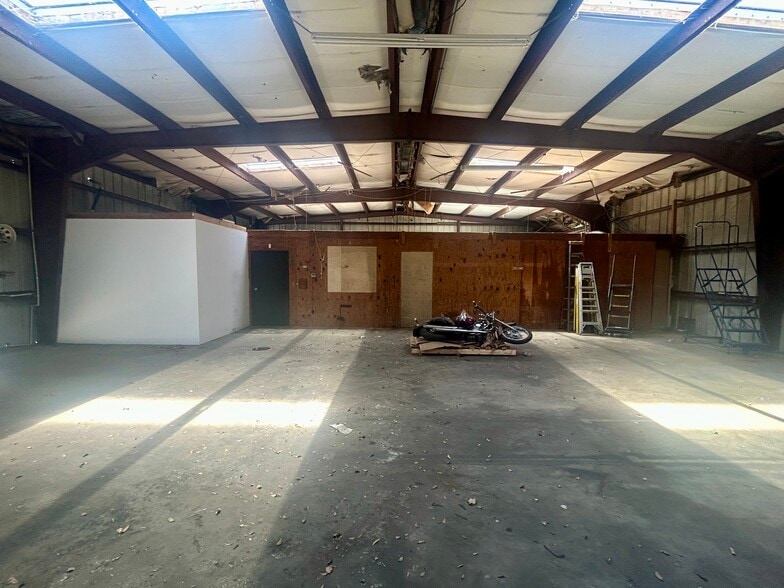 More Photos Of 2300 Grand Blvd, Holiday Flex For Sale