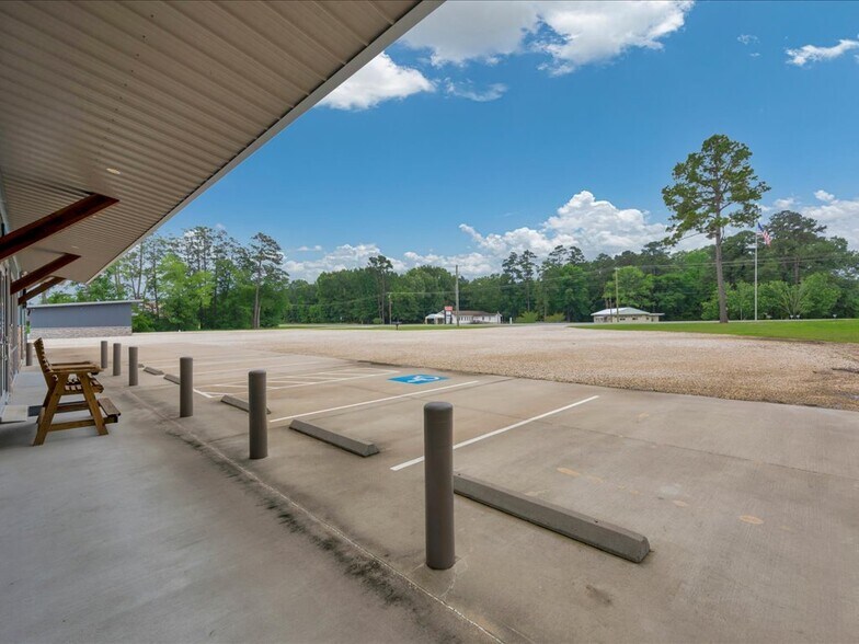 More Photos Of 9343 S US Highway 69, Huntington Showroom For Sale