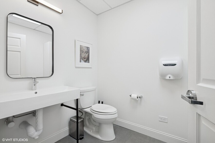 More Photos Of 915 N Milwaukee Ave, Libertyville Office For Sale