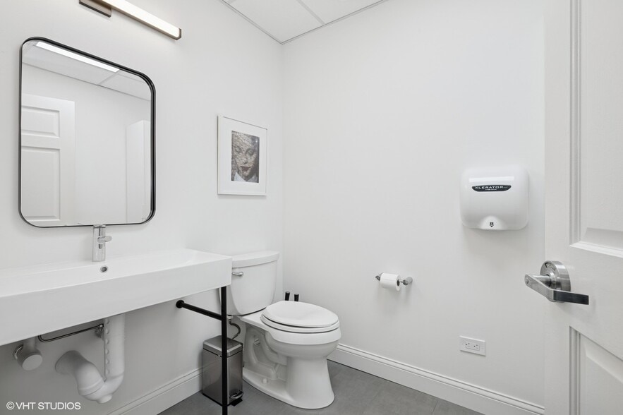 More Photos Of 915 N Milwaukee Ave, Libertyville Office For Sale