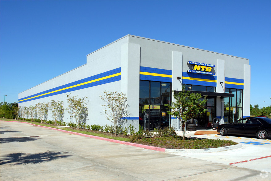 Primary Photo Of 11017 North Fwy, Houston Freestanding For Lease