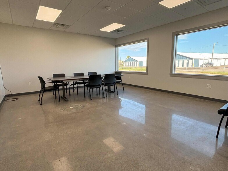 More Photos Of 423 Southgate Ct SW, Cedar Rapids Manufacturing For Lease