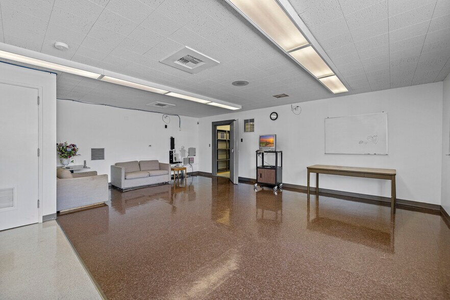 More Photos Of 501 N Olympic Ave, Arlington Bank For Lease