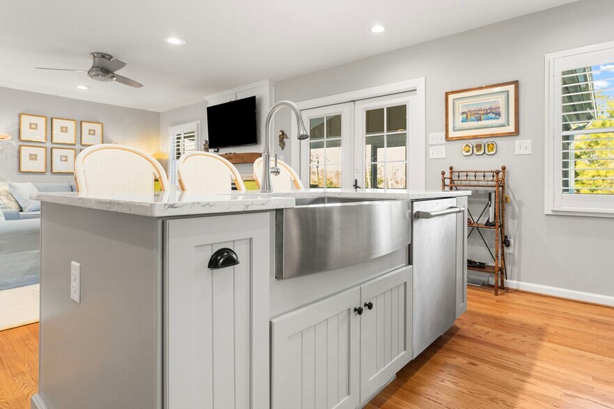 More Photos Of 97 Currell Cove Ln, White Stone Specialty For Sale