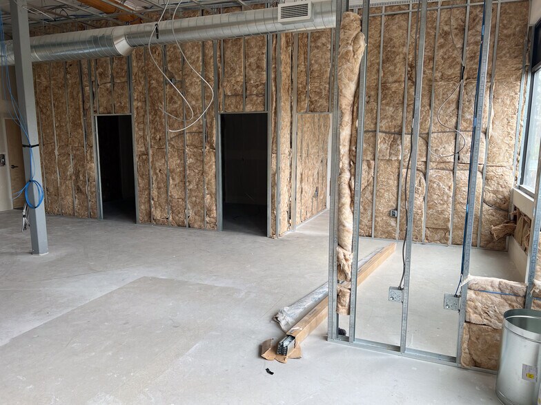 More Photos Of 735 E Clarendon St, Gladstone Office For Sale