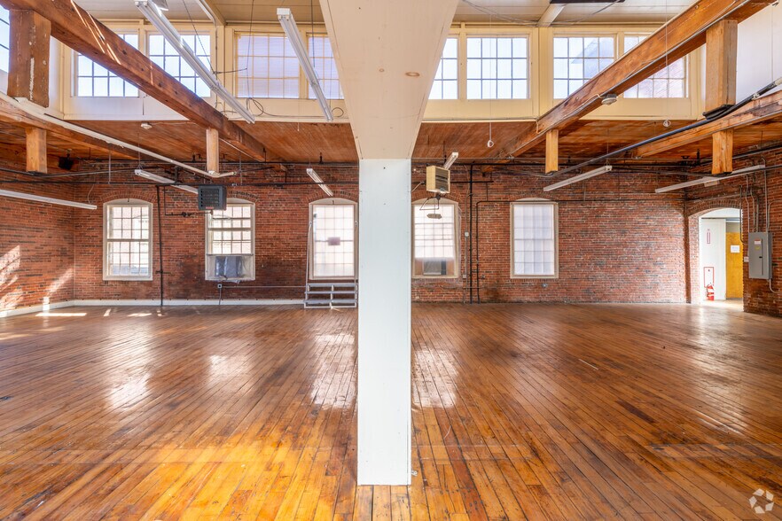 More Photos Of 1 Riverside Way, Wilton Warehouse For Lease