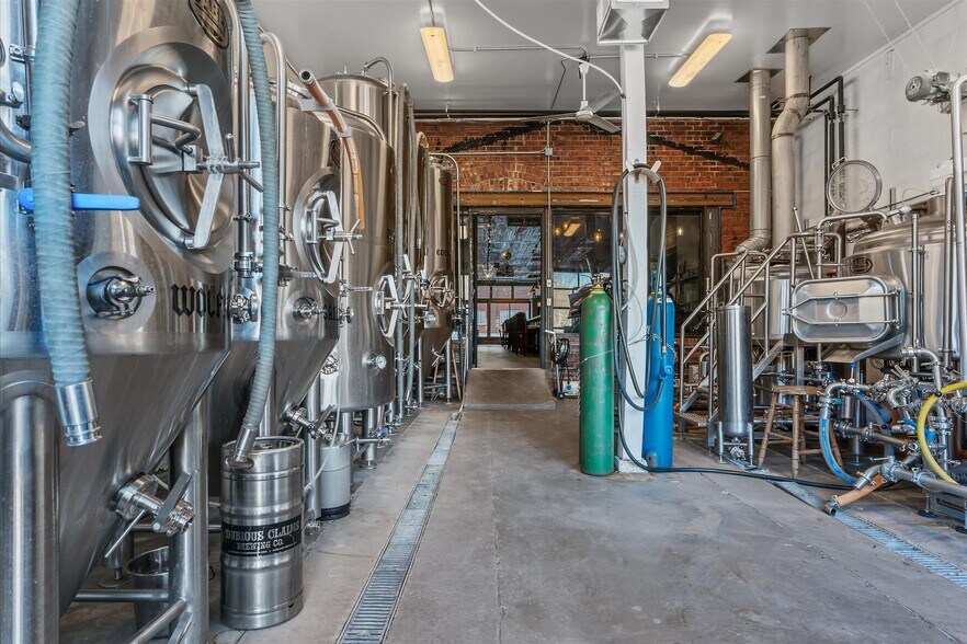 More Photos Of 451 S Thompson Ave, Excelsior Springs Bar For Sale