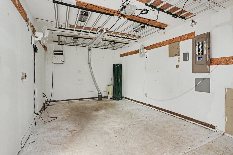 More Photos Of 1220 S Broadway, Hobart Office For Sale