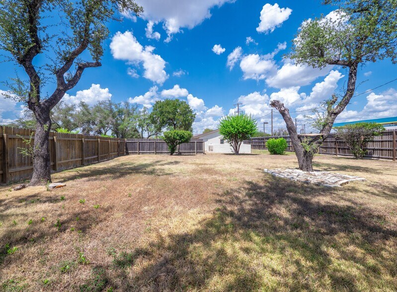 More Photos Of 1702 Lone Oak Dr, Leander Flex For Sale