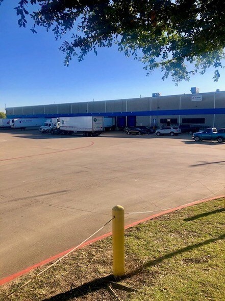 More Photos Of 4884 Duncanville Rd, Dallas Warehouse For Lease
