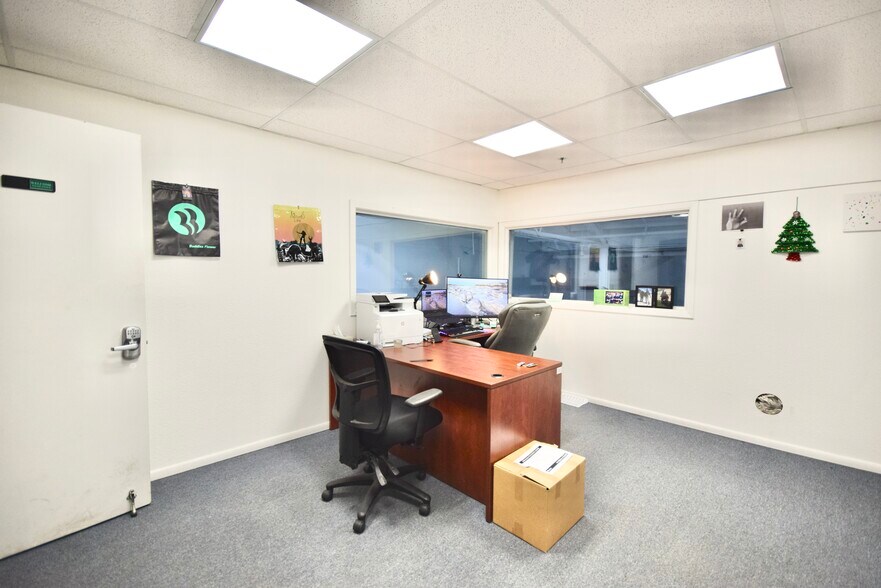 More Photos Of 2200 SE Mailwell Dr, Milwaukie Warehouse For Lease