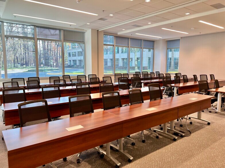 More Photos Of 3120 Fairview Park Dr, Falls Church Office For Lease