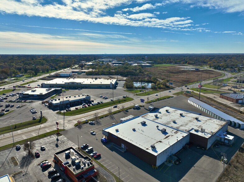 More Photos Of 1519 E Riverside Blvd, Loves Park General Retail For Lease