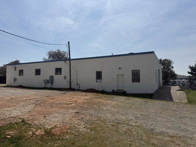 More Photos Of 4903 Rozzelles Ferry Rd, Charlotte Warehouse For Lease
