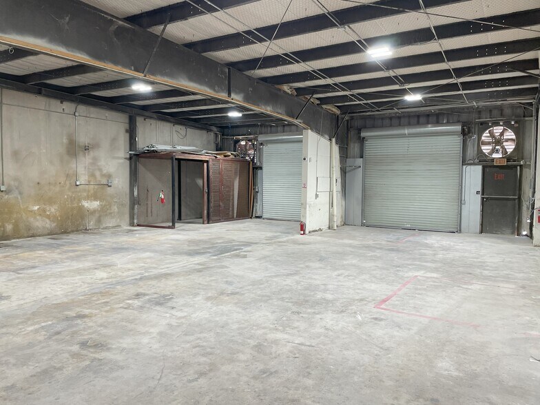 More Photos Of 4718 Cotton Belt Dr, San Antonio Warehouse For Sale