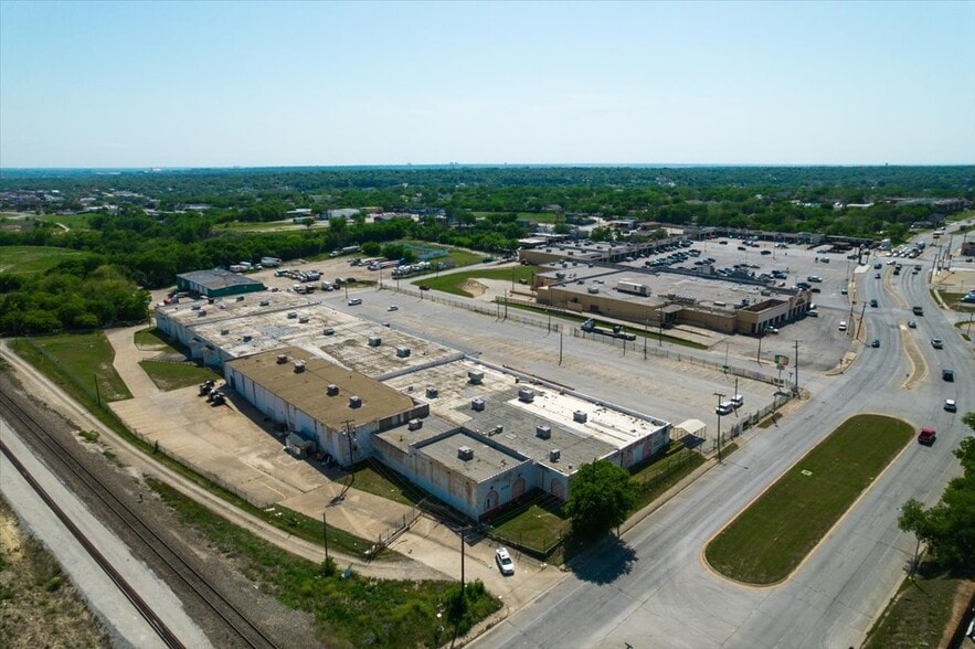 More Photos Of 318 E Long Ave, Fort Worth General Retail For Sale