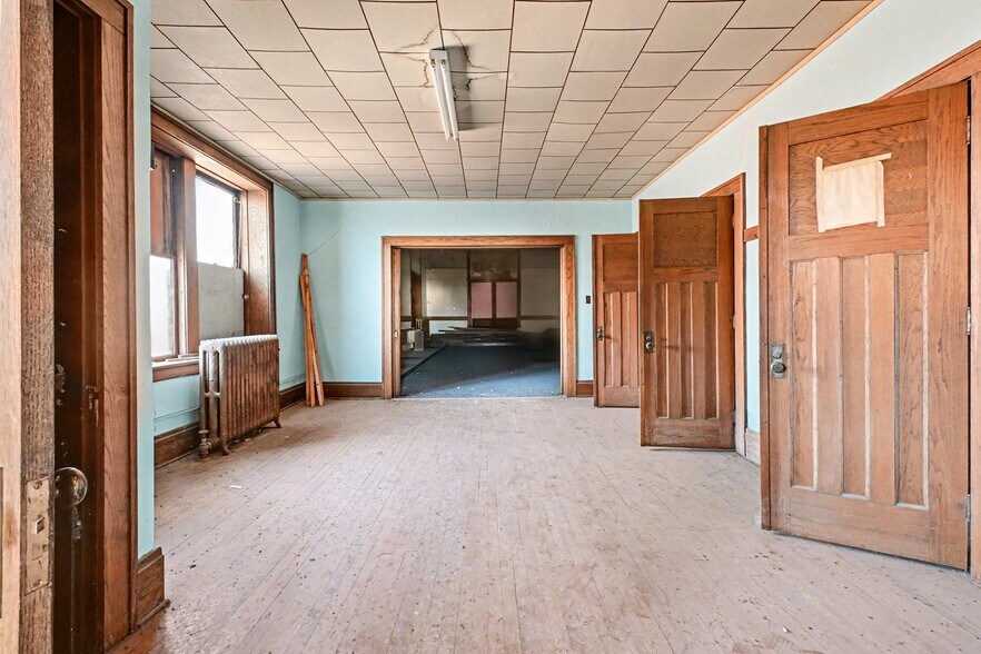 More Photos Of 422 E Coolbaugh St, Red Oak Storefront Retail Office For Sale