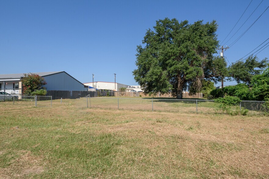 More Photos Of 2600 Commerce St, Marble Falls Land For Sale