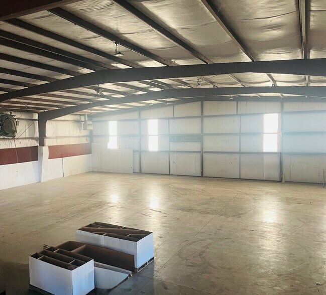 More Photos Of 201 E Lake Ave, Rossville Office For Lease