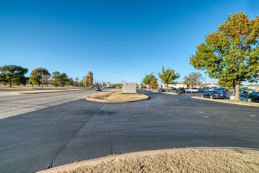 More Photos Of 7127-7133 Riverside Pky, Tulsa Office For Sale