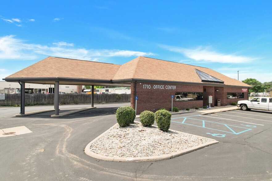 More Photos Of 1710 E 12 Mile Rd, Royal Oak Coworking Space