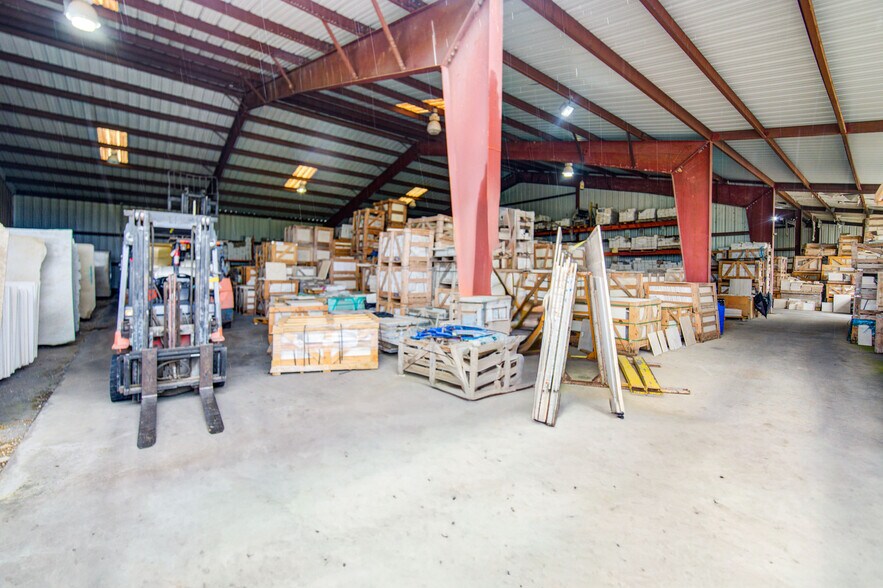 More Photos Of 1100 S Persimmon St, Tomball Warehouse For Sale