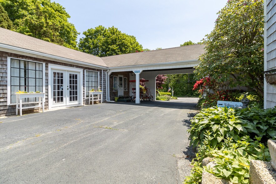 More Photos Of 2504 Main St, West Barnstable Hotel For Sale