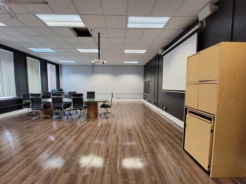 More Photos Of 1034 S 18th St, Manitowoc Flex For Lease