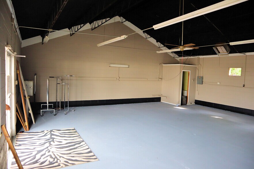 More Photos Of 395 S Ocoee St, Cleveland Showroom For Sale