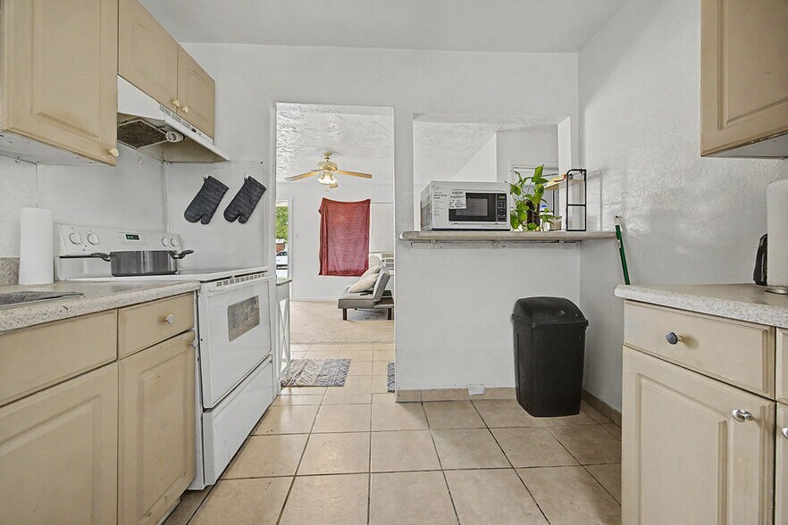 More Photos Of 630 W 6th St, Craig Apartments For Sale