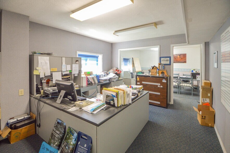 More Photos Of 415 Wilkins Wise Rd, Columbus Showroom For Sale