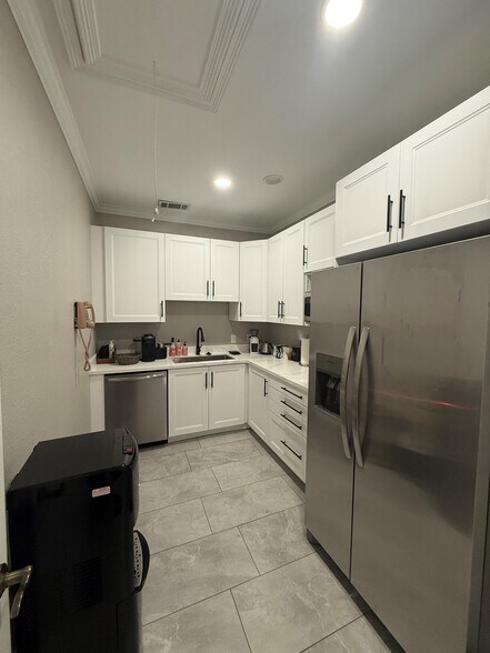 More Photos Of 2124 Parkwood Dr, Bedford Office For Lease