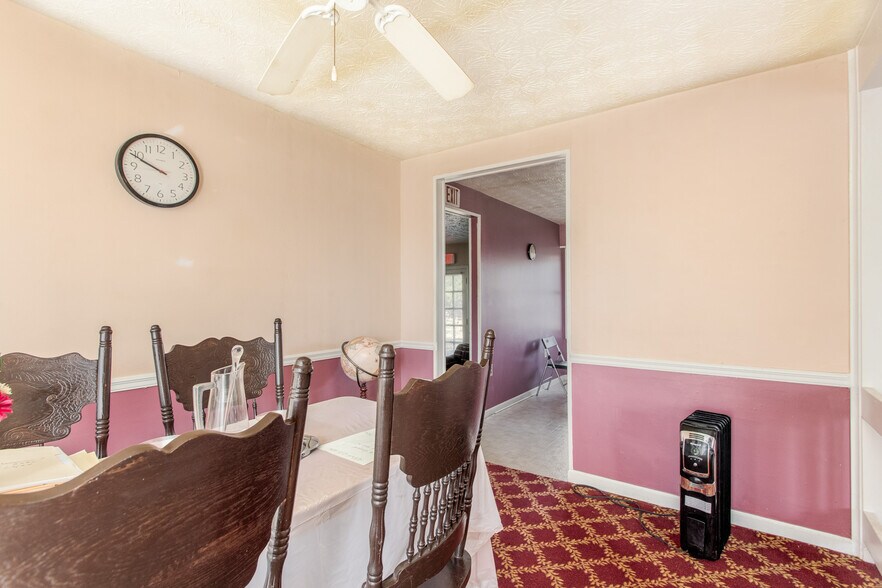 More Photos Of 1367 SW Highway 138, Riverdale Office For Sale