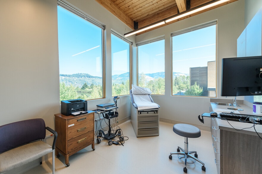 More Photos Of 33 Nichols Pkwy, Hood River Medical For Lease