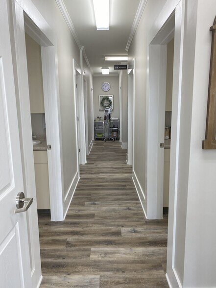 More Photos Of 400 Bexar Ave W, Hamilton Office For Sale