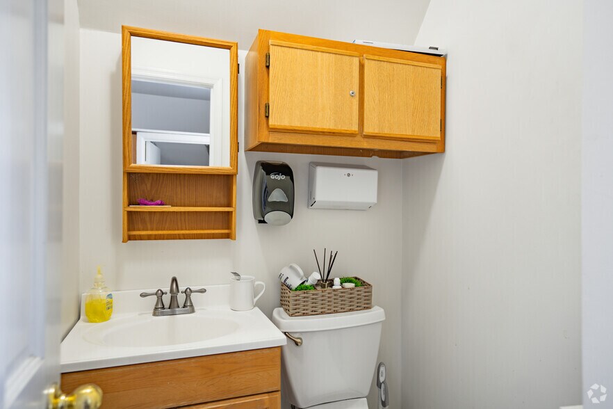 More Photos Of 8332 Richmond Hwy, Alexandria Storefront For Lease