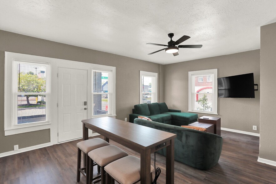 More Photos Of 1918 W Washington St, Indianapolis Apartments For Sale