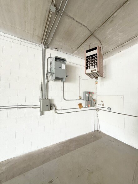 More Photos Of 1033 Pattullo Ave, Woodstock Industrial For Sale