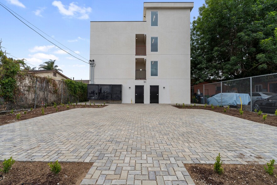 More Photos Of 833 W 84th St, Los Angeles Apartments For Sale