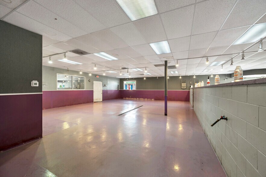 More Photos Of 1279 E Mason St, Green Bay Storefront For Sale